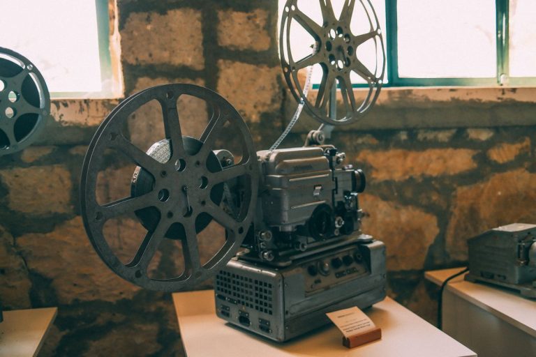 Foley là gì? Nghệ thuật tạo hiệu ứng âm thanh bằng tay